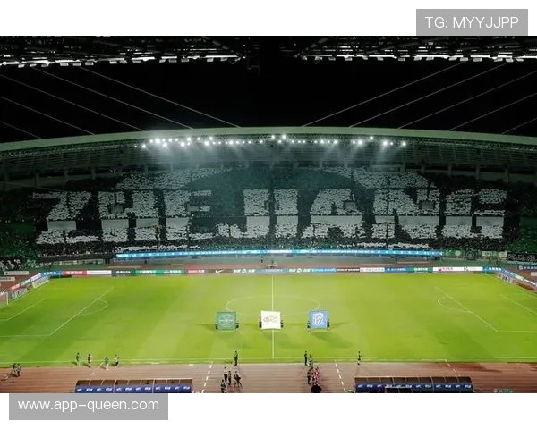 诺丁汉森林球迷赛前Tifo致敬传奇罗伯逊