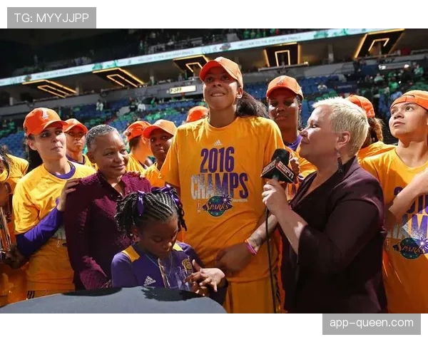 转型之路:前WNBA全明星蒂查·彭切克出任火花队助理教练 转型之路:前WNBA全明星蒂查·彭切克出任火花队助理教练